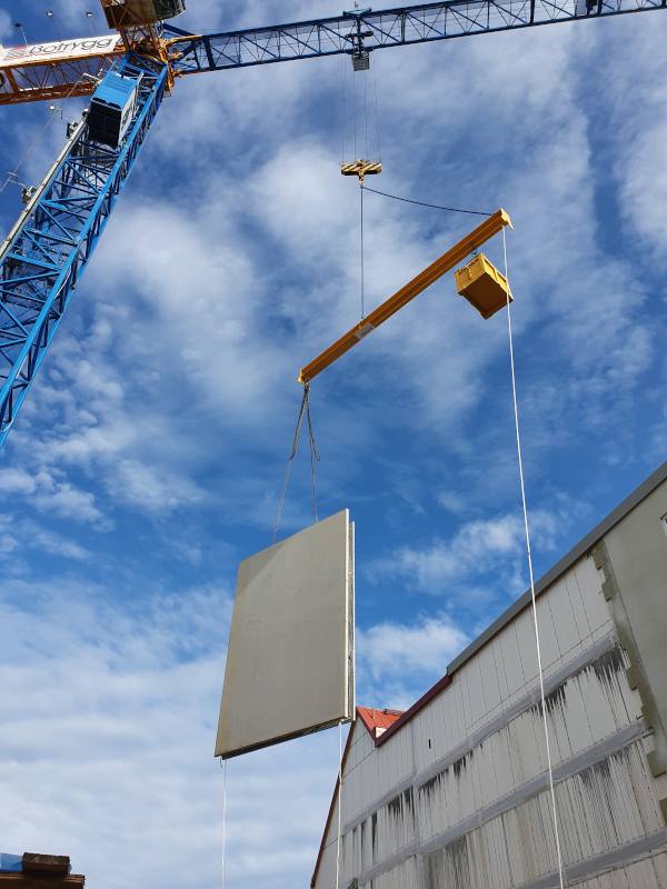 2 Tonne Counter Balance Beam Lifting Wall Panels Under An Overhang.