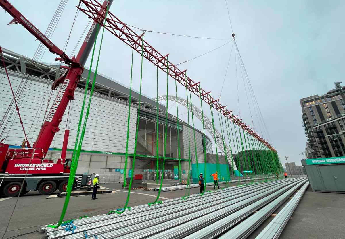 64m Long Lattice Beam Designed To Lift Roof Sheets On Wembly Stadium