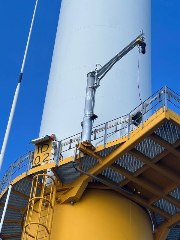 Manual mechanical slewing offshore jib crane for lifting materials on and off the platform